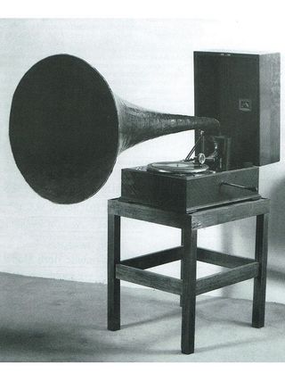 E.M.G Wilson Horn Model. HMV Lumiere